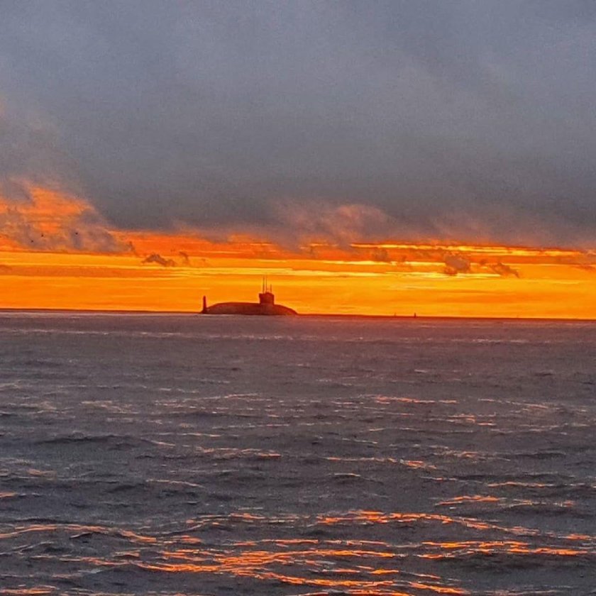 Подводная лодка на закате