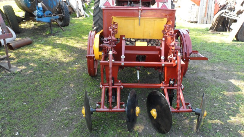 Картофелесажалка для трактора т-25