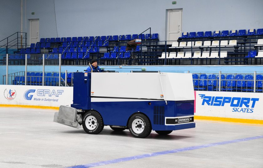 Самоходная ледозаливочная машина