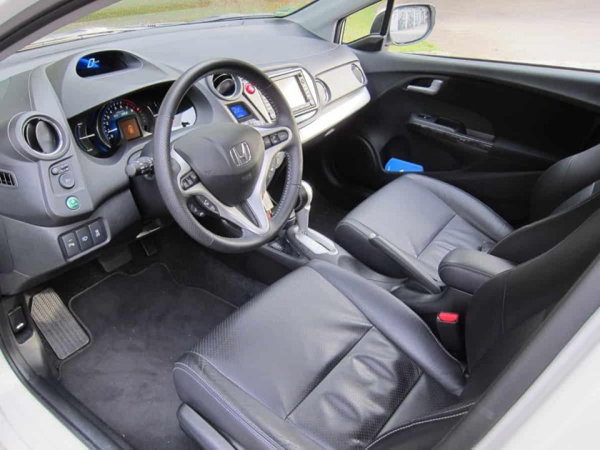 Хонда Инсайт гибрид 2009 салон