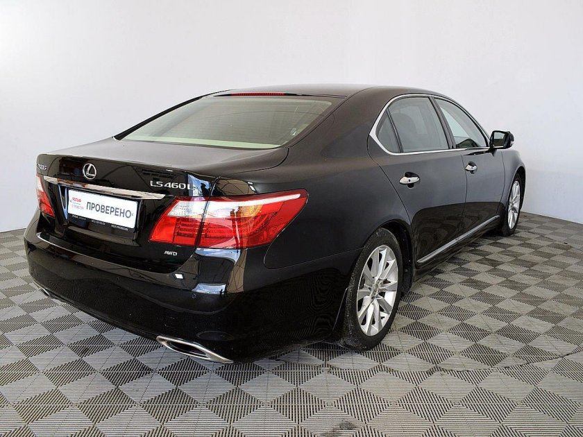 Лексус 4.6 седан