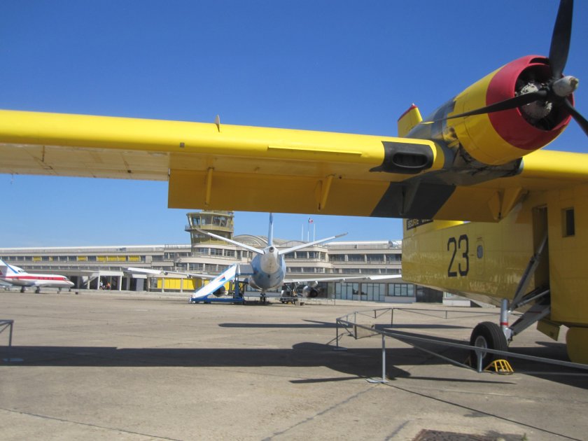 Самолёт Canadair CL-215 Неудержимые