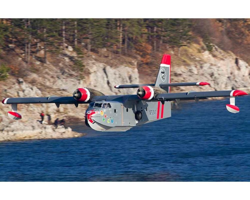 Самолету-амфибии Canadair CL-215