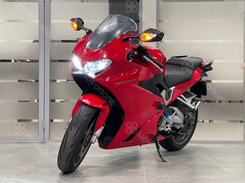 Красный Honda VFR 800 2015 красный