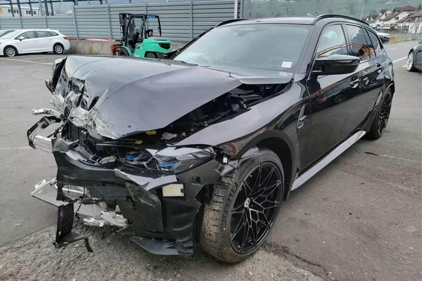 Разбитая БМВ 3