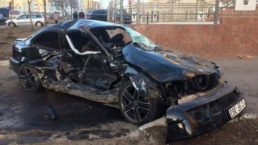 Разбитая БМВ е60