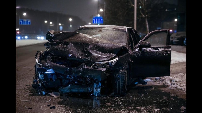 Разбитая черная машина