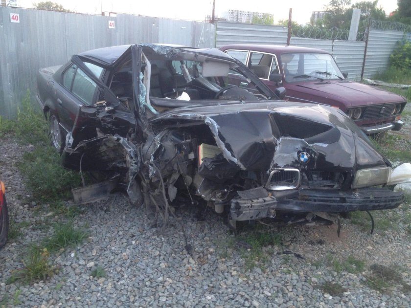 Разбитая БМВ е38