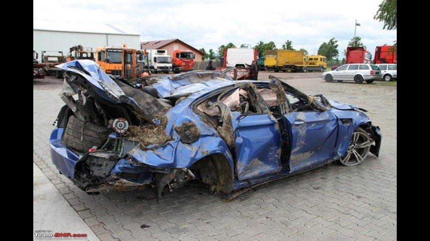 Разбитая БМВ м5