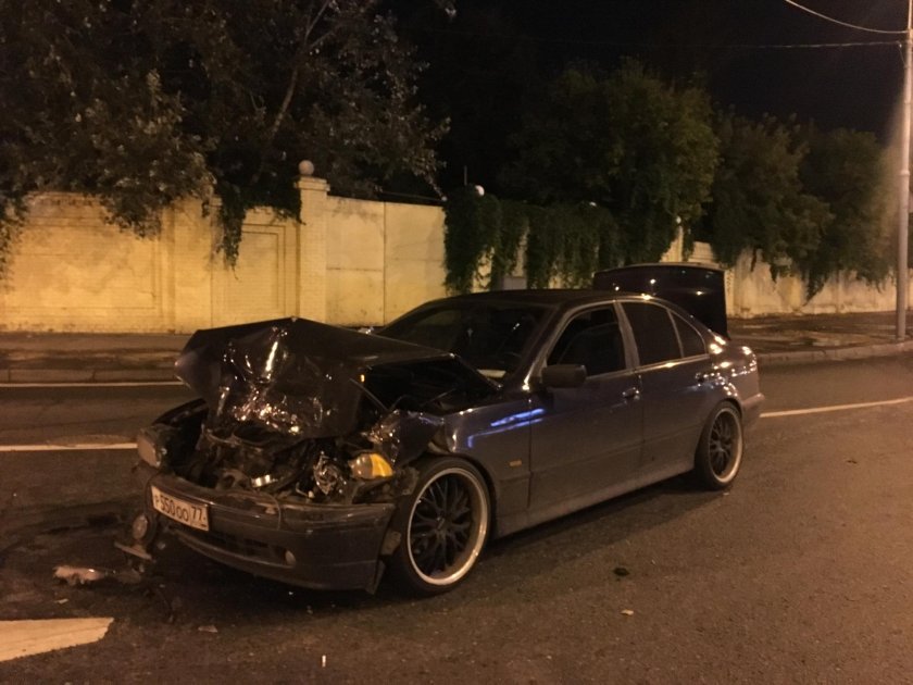 Оазбитая БМВ Е 39