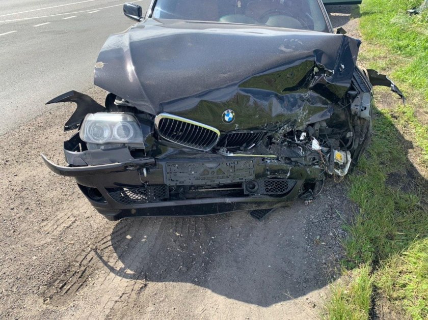 Разбитая БМВ е39