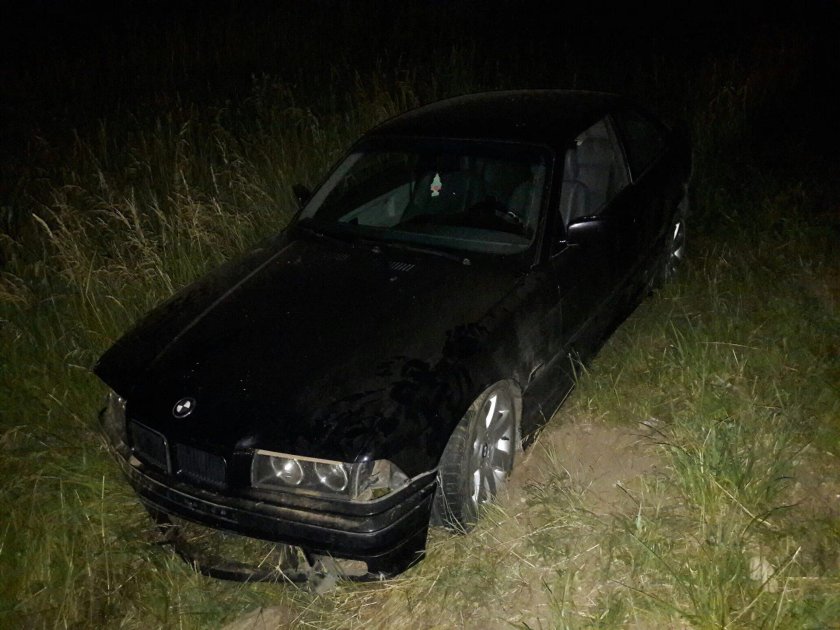 БМВ е34 в кювете зимой