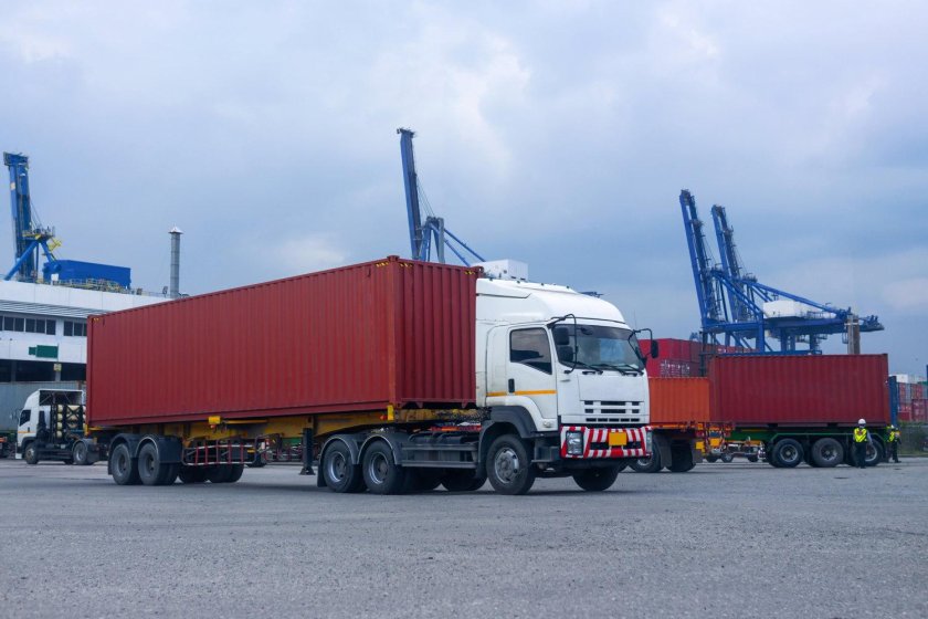 Грузовики контейнеровозы 20 футов