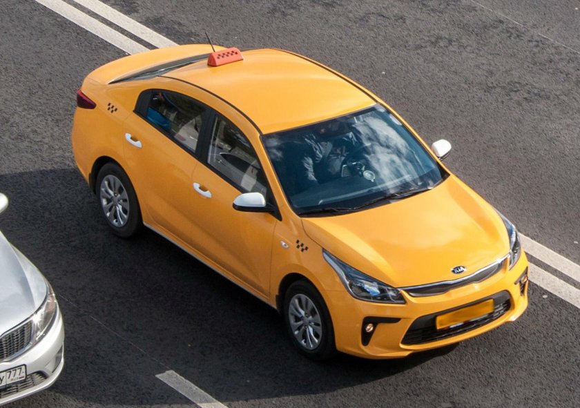 Киа Рио желтая