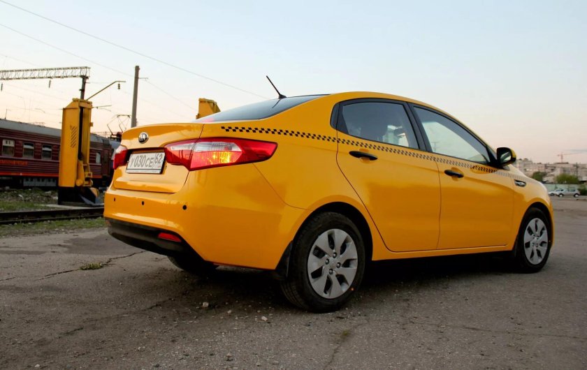 Kia Rio 2021 желтая