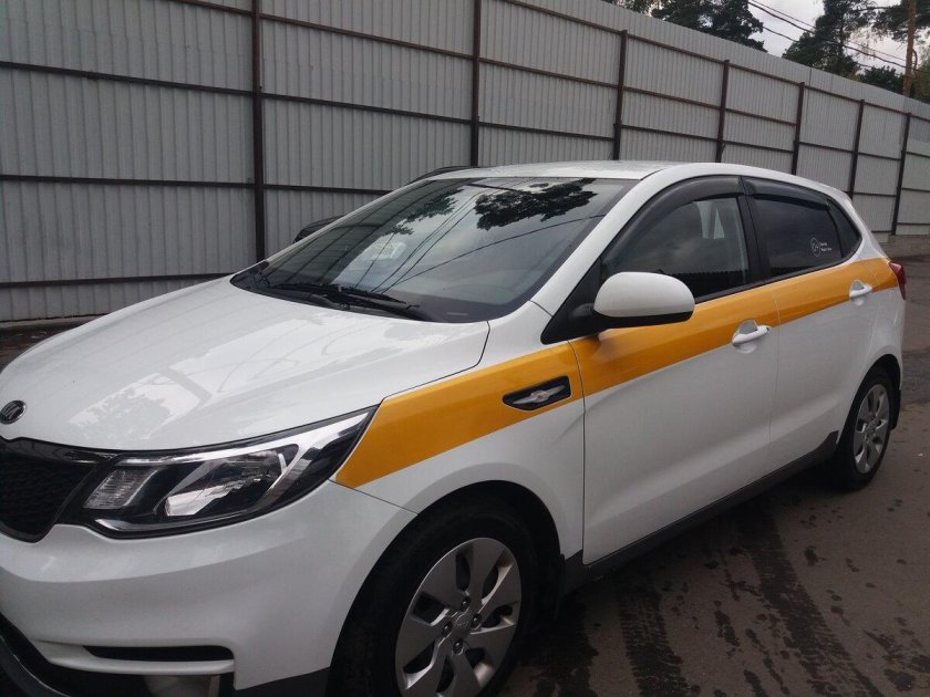 Киа Рио белая такси