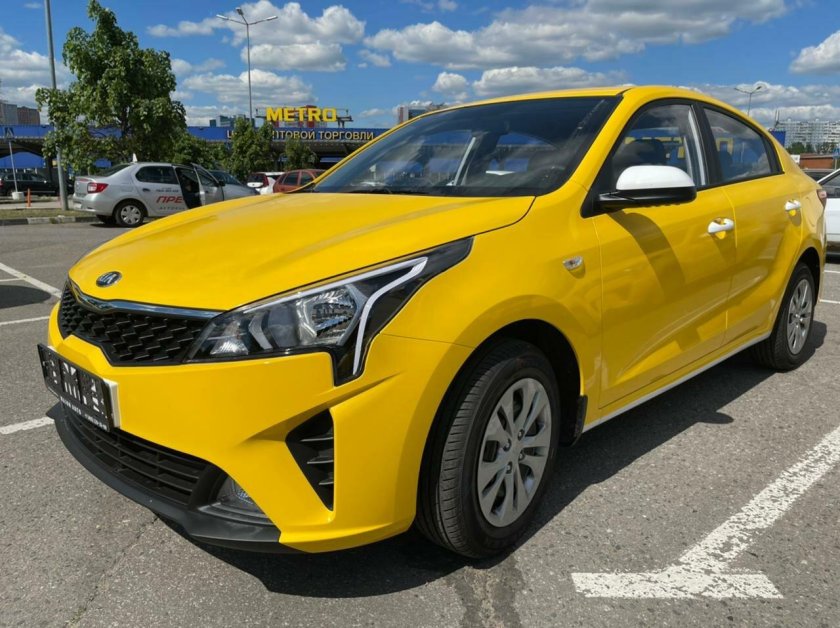Киа Рио желтая