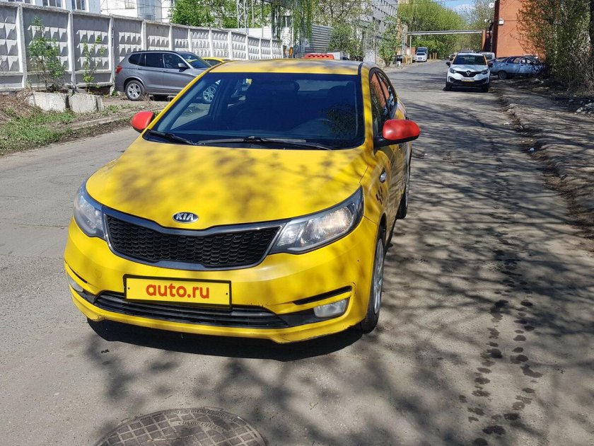 Kia Rio желтый
