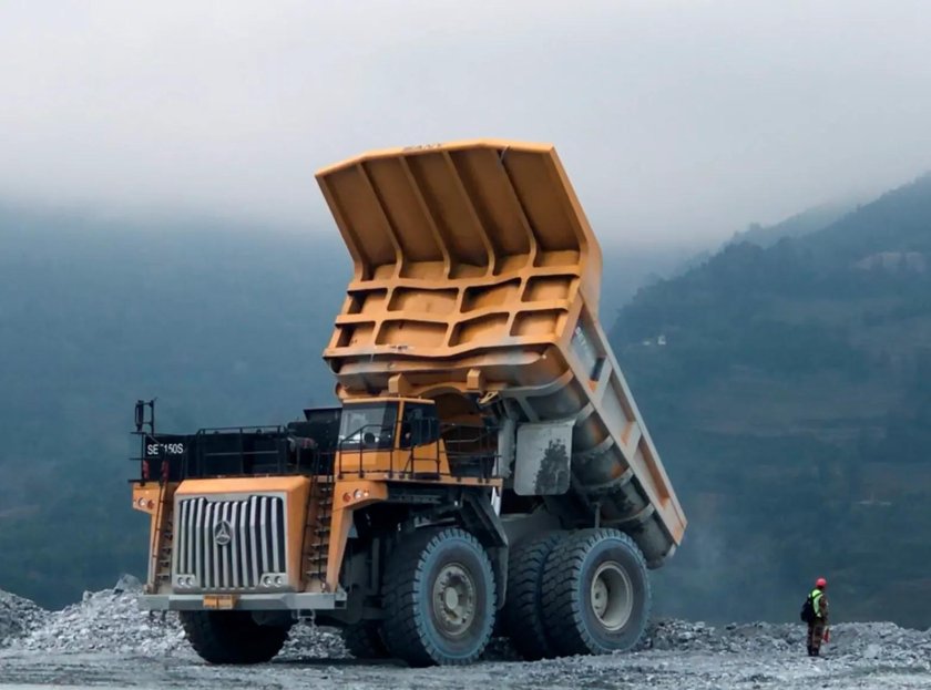 Карьерный самосвал sany