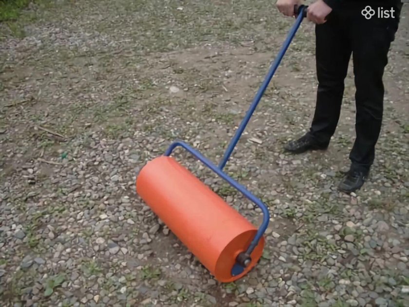 Каток для прикатывания газона