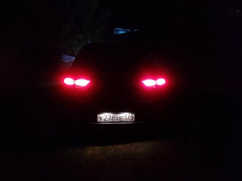 Киа Рио сзади ночью