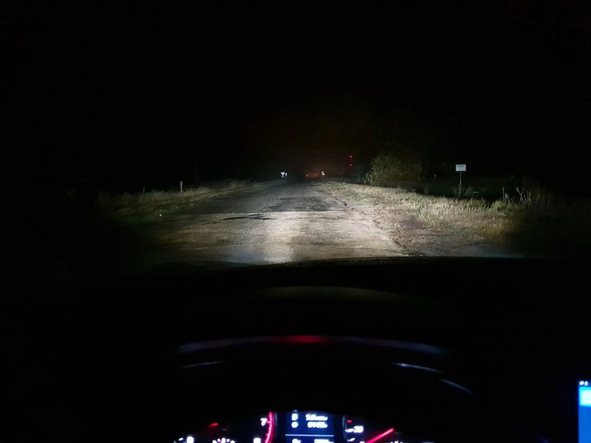 Ночная дорога из салона машины Спортаж