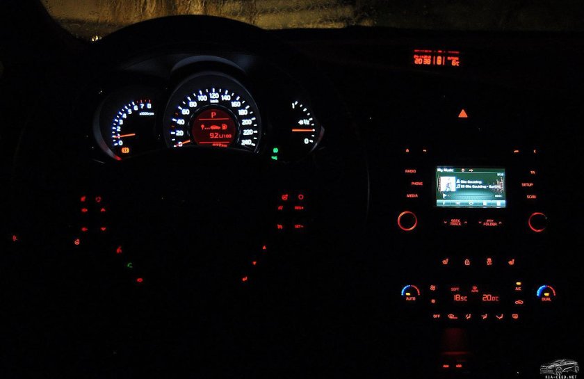 Киа Соренто ночью салон