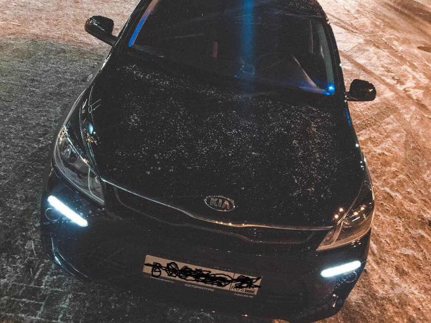 Черная Киа Рио 4 ночью