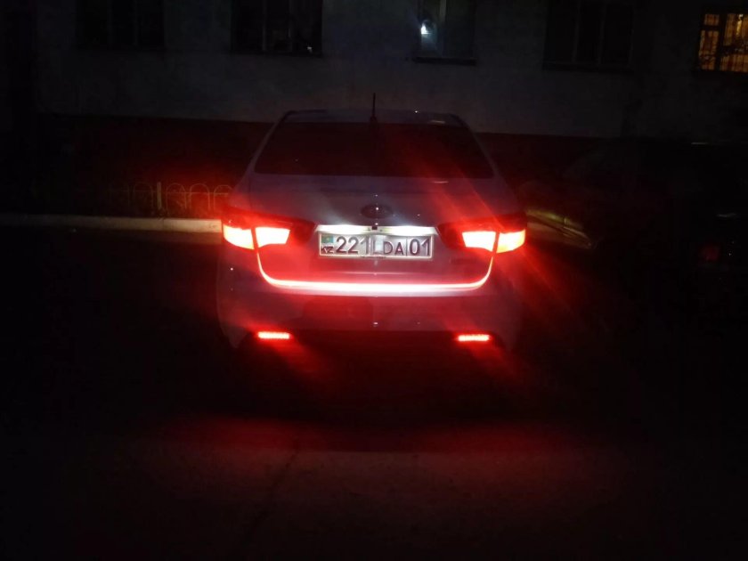 Киа Рио сзади ночью