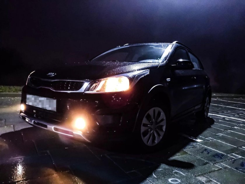 Черная Киа Рио ночью