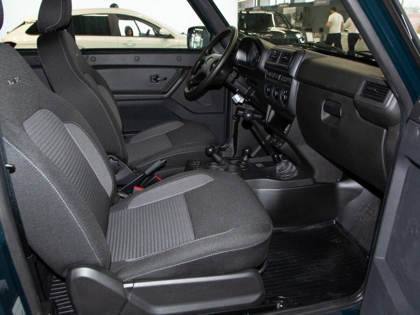 Нива легенд 2024 3 двери задний ряд.