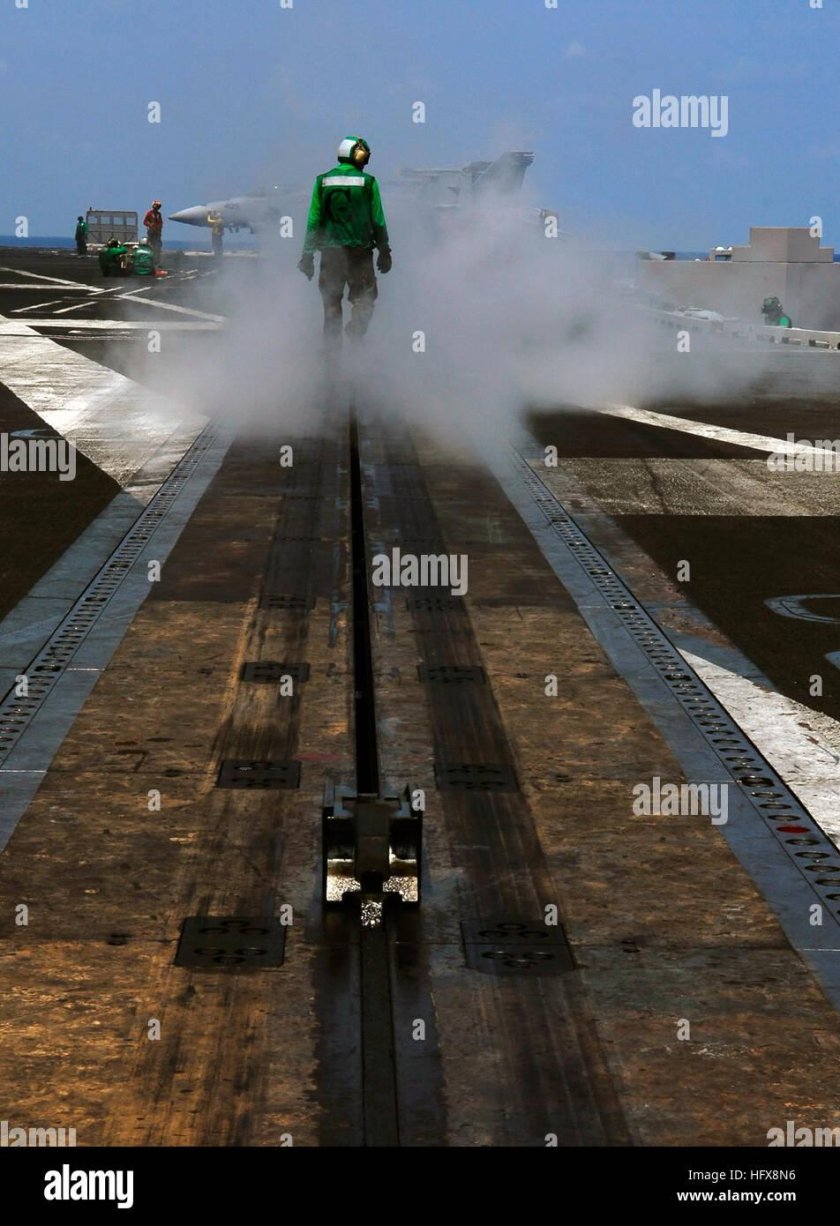 Стартовая катапульта на авианосце