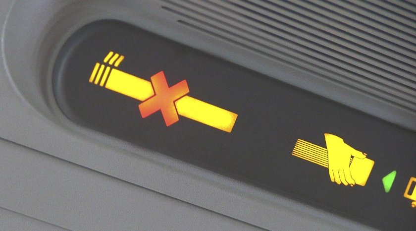 Табло пристегните ремни в самолете