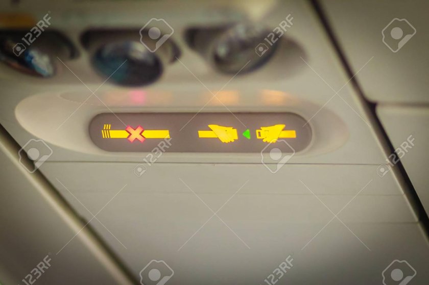 Табло пристегните ремни в самолете