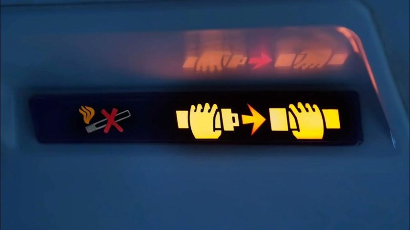 Табло пристегните ремни в самолете