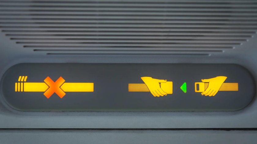 Табло пристегните ремни в самолете