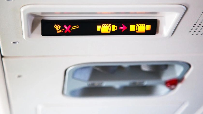 Пристегните ремни в самолете табличка