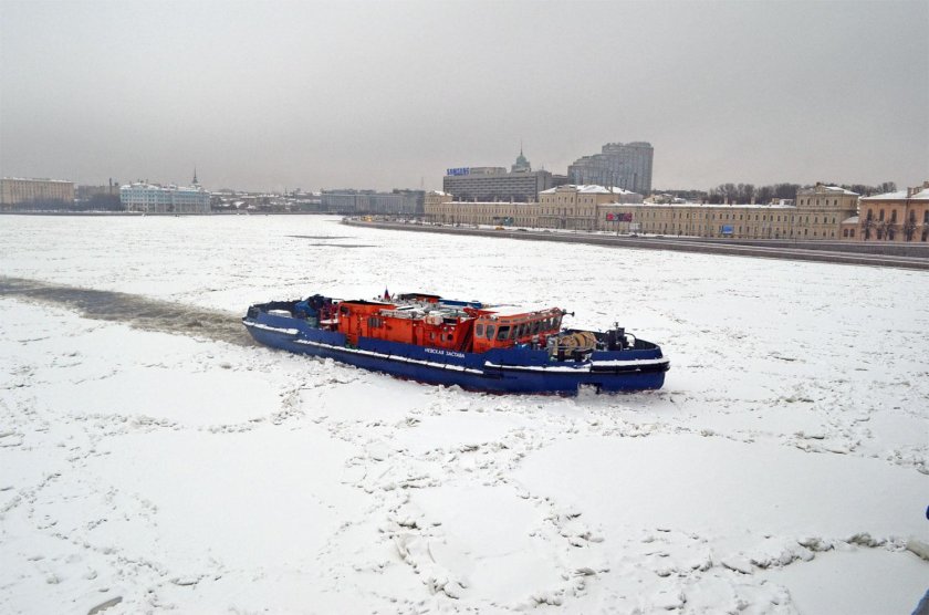 Ледокол на Неве сегодня в Санкт-Петербурге