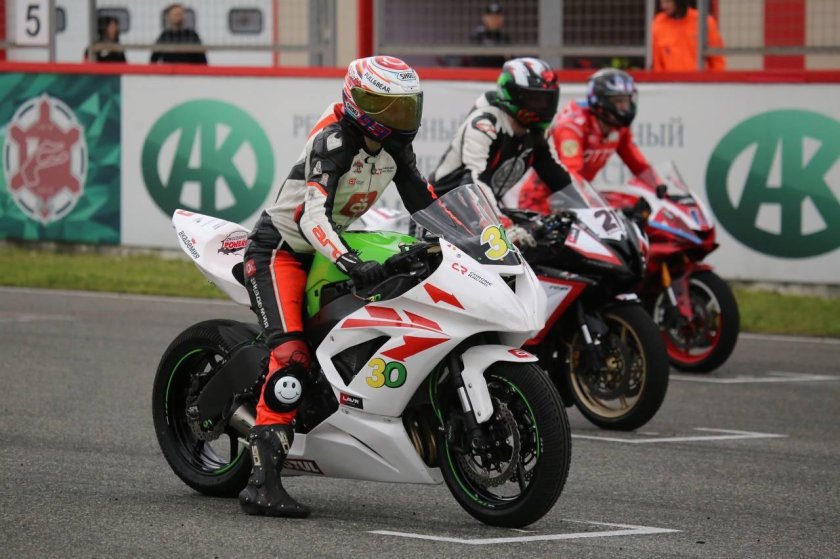 Эмма мотогонщица