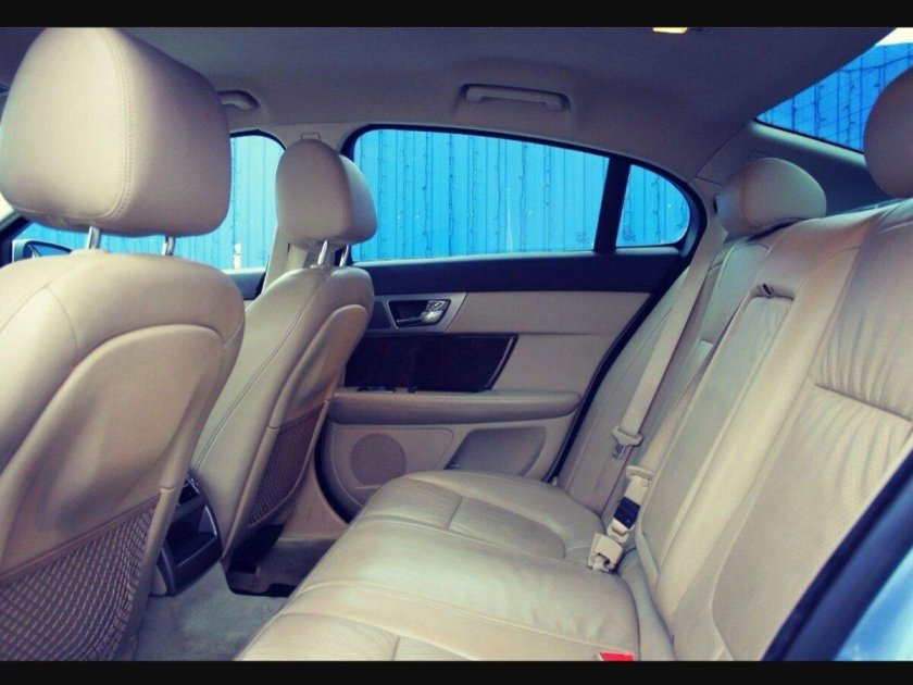 Jaguar XF салон сзади