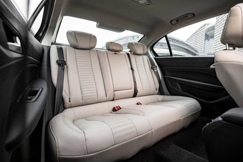 Пежо 408 2022 салон