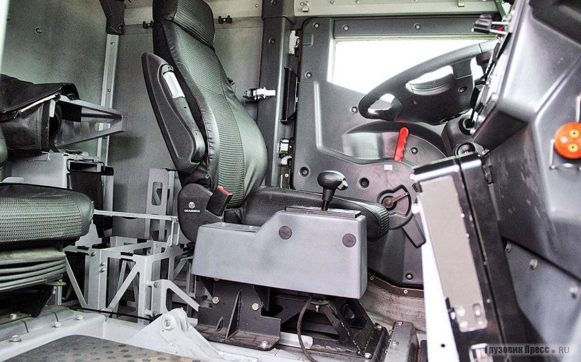 Военный КАМАЗ 5350 салон