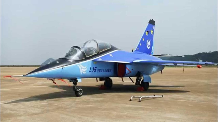 Учебно-боевой самолет Hongdu l-15 Falcon