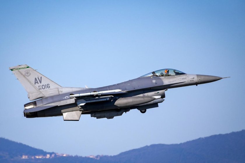 США поставит истребители Украине