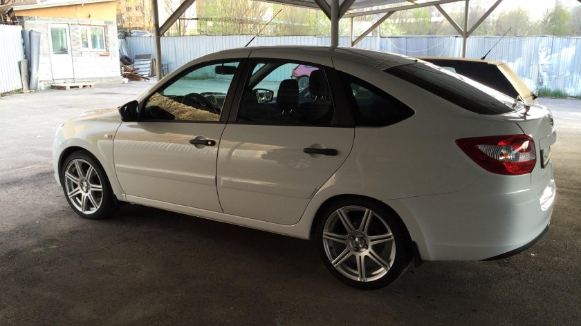 Лада Гранта лифтбек на дисках r17