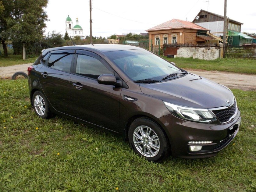 Kia Rio 2016 хэтчбек коричневая