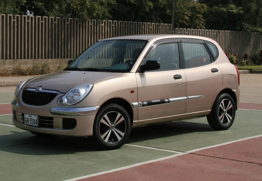 Toyota Duet 2001