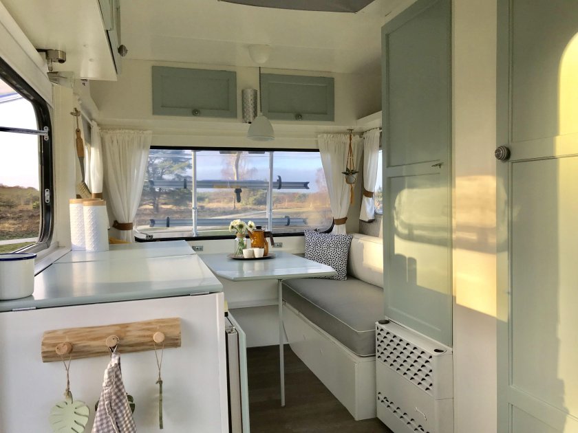 Боковая полка окна в автокэмпер