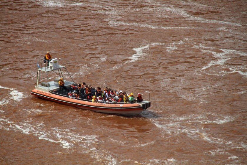 Водопад лодка