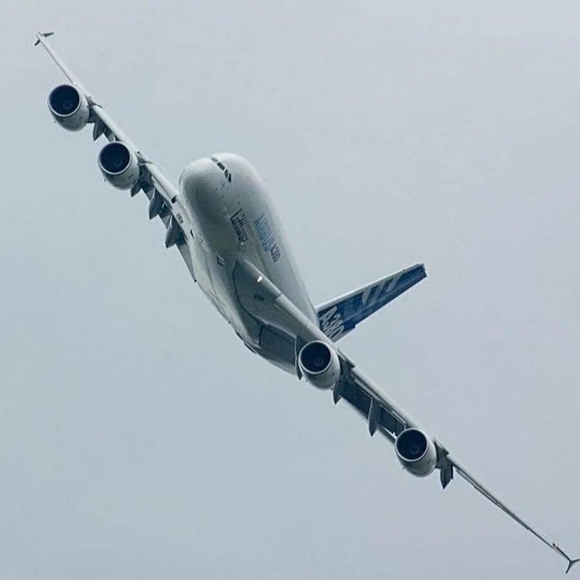 Самолет поворачивает в воздухе